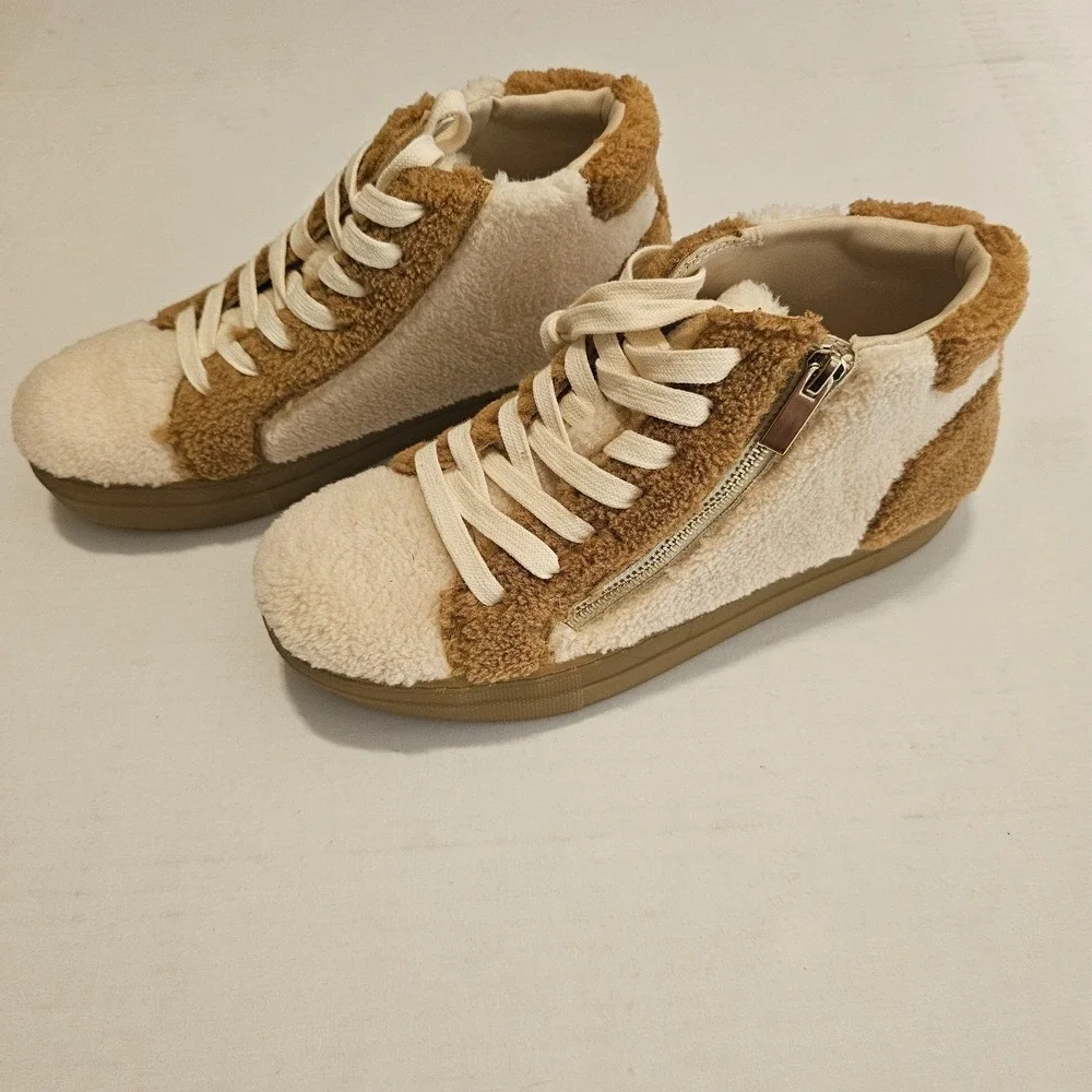 Scoop Faux Fur Sherpa Gum Sole Sneakers Tan Cream NWOB Size 7.5